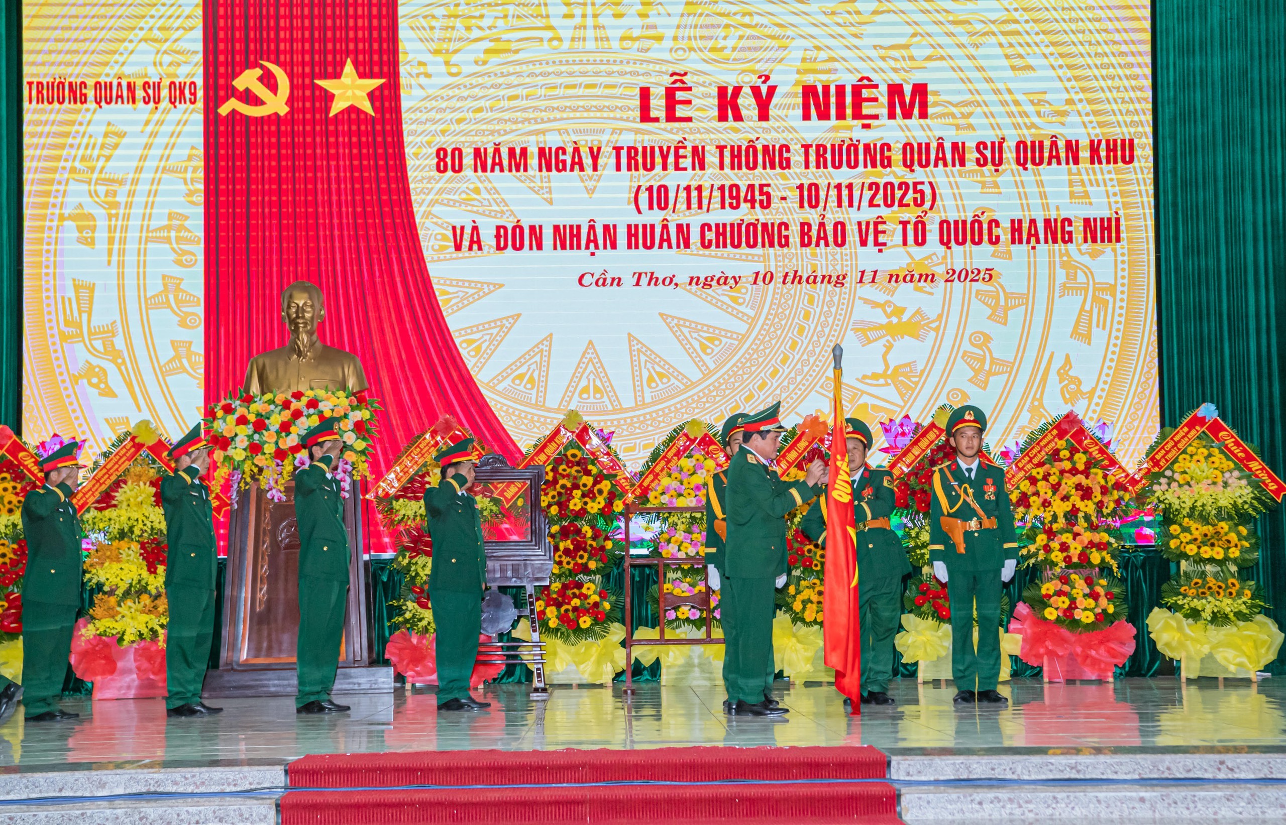 Trường Quân sự Quân khu 9 đón nhận Huân chương Bảo vệ Tổ quốc hạng nhì